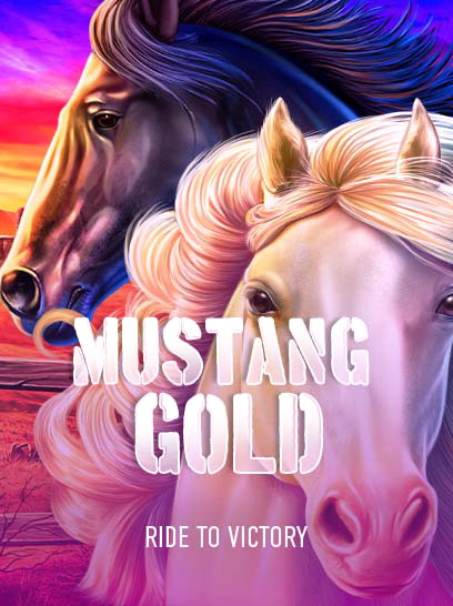 Kaksi hevosta, mustangi, yksi tummanruskea ja toinen valkoinen, seisovat vierekkäin. Taustalla on auringonlasku, joka maalaa taivaan lämpimillä sävyillä. Kuvassa on teksti "MUSTANG GOLD" ja alhaalla lisäteksti "RIDE TO VICTORY."